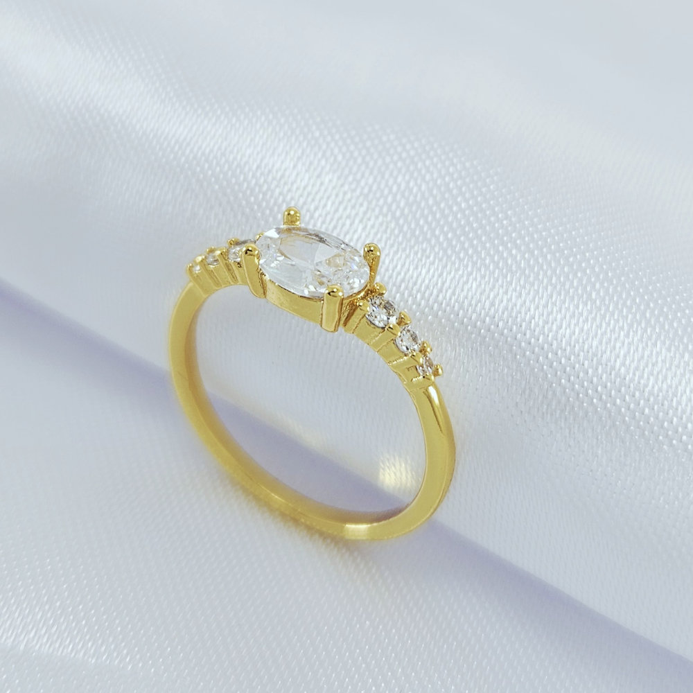 Anel cravejado com pedra oval central