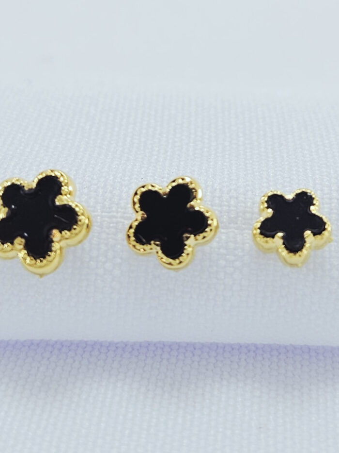 Brinco trio flor redor detalhado preto
