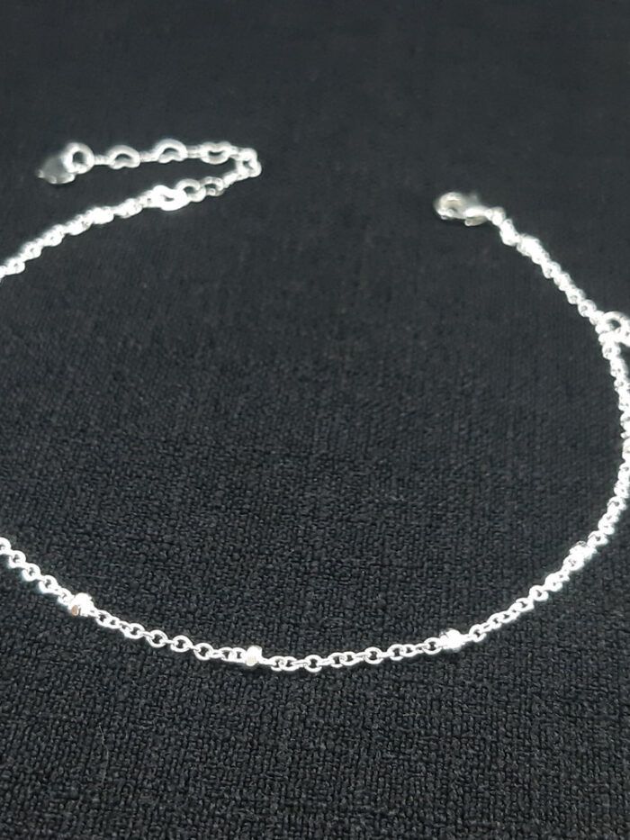 Tornozeleira com elos vazados e pingente figa