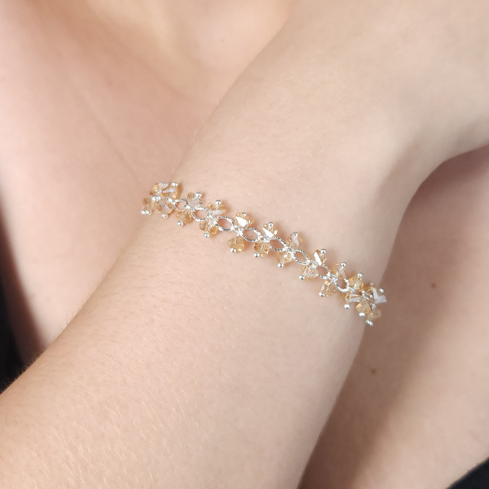 Pulseira detalhada com pedras bege