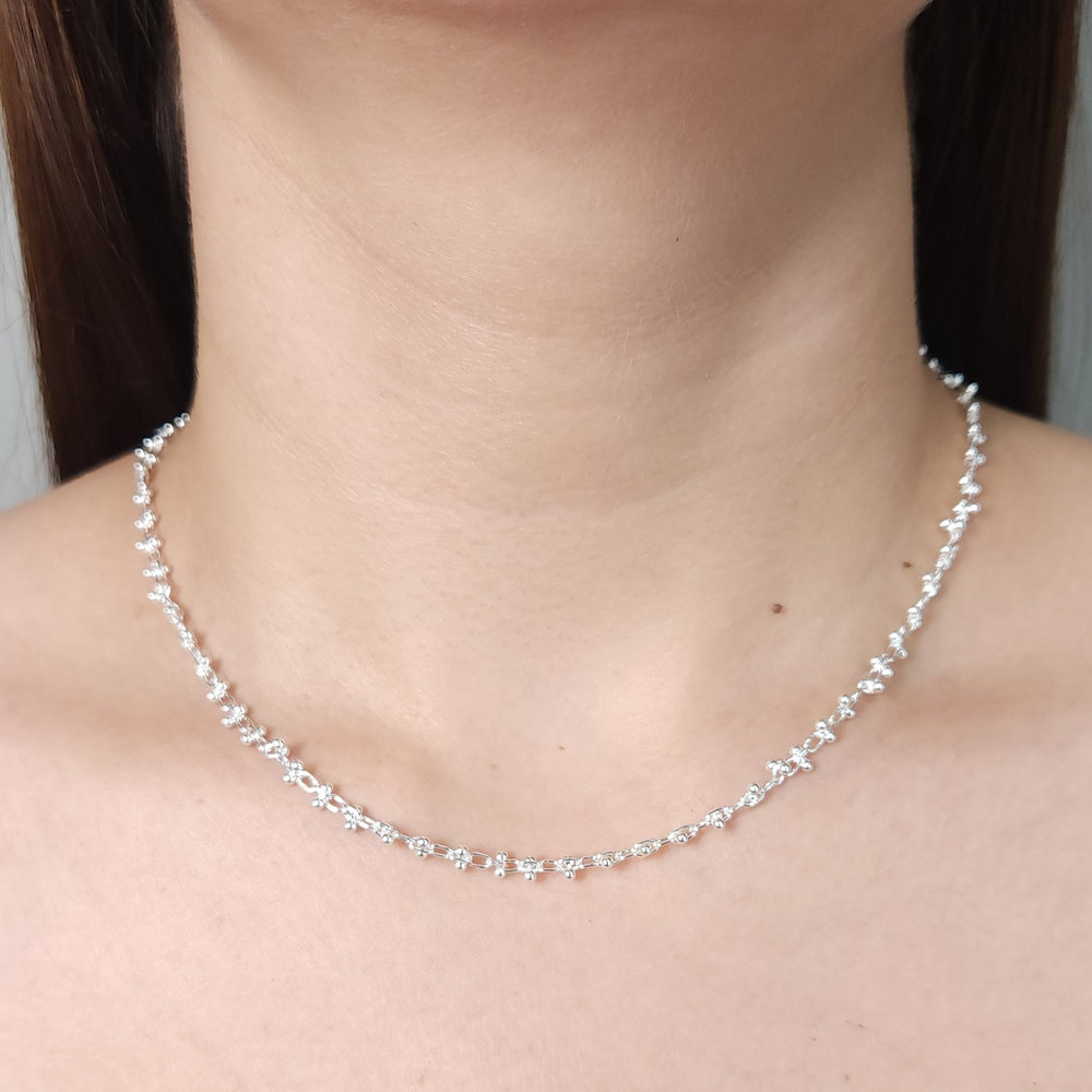 Gargantilha chocher elo oval detalhado com esfera prateada