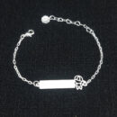 Pulseira infantil com plaquinha e detalhe menino vazado