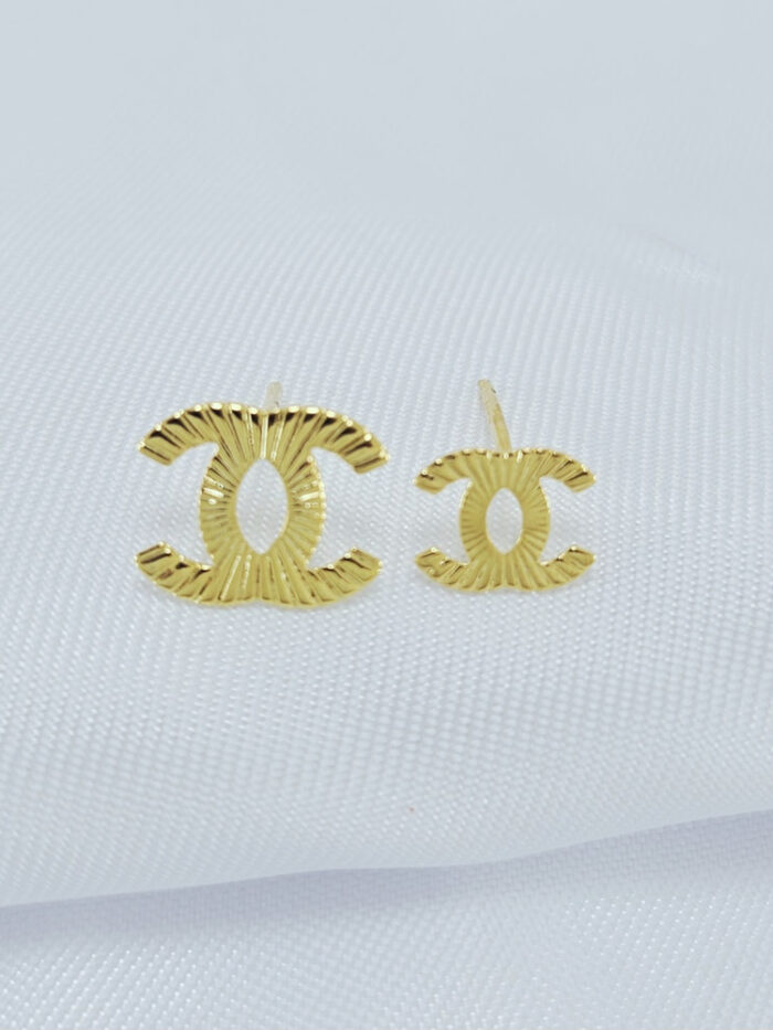 Brinco duplo estilo chanel trabalhado dourado