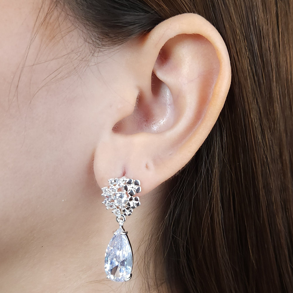 Brinco celebre cravejado com flores detalhe pêndulo cristal