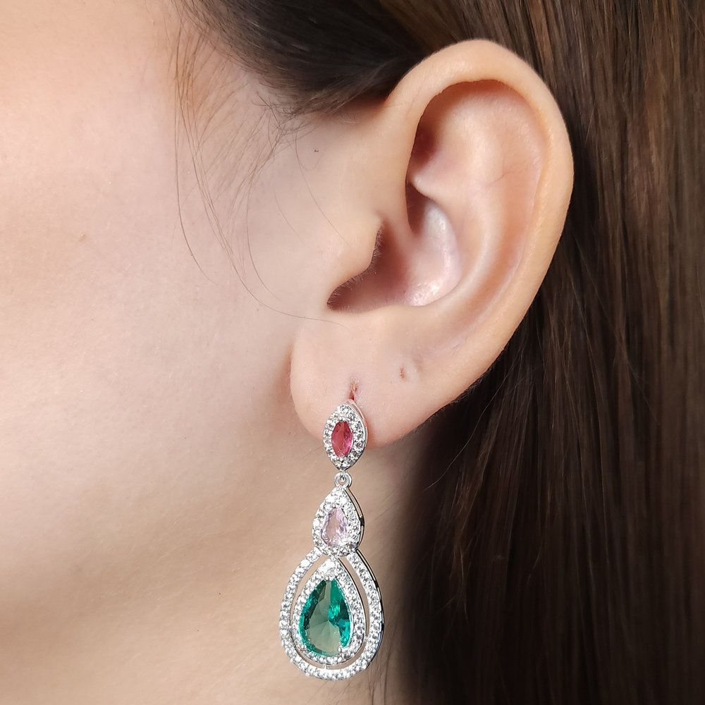 Brinco gotas colorido detalhe cravejado