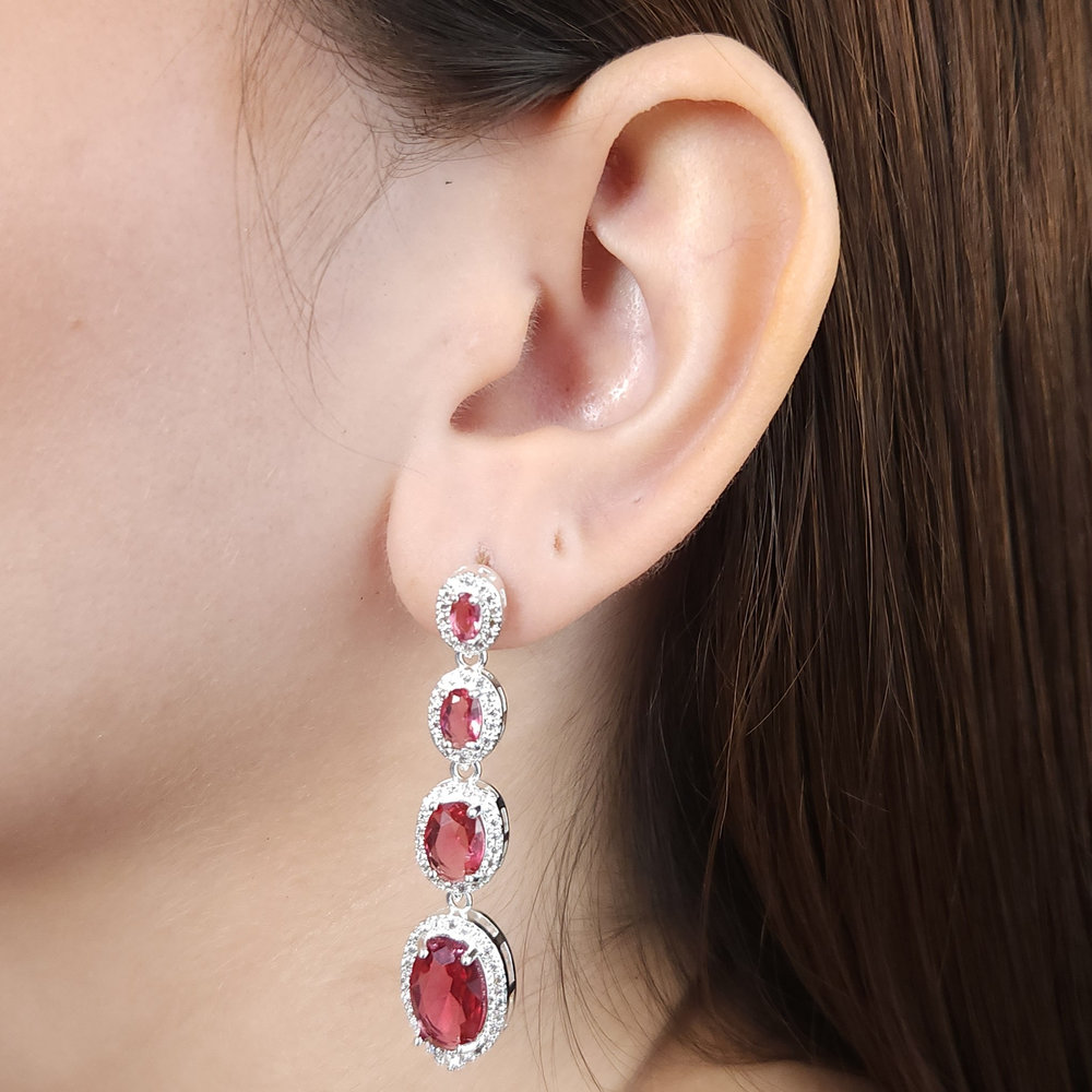 Brinco celebre pendulo cristal vermelho borda cravejada