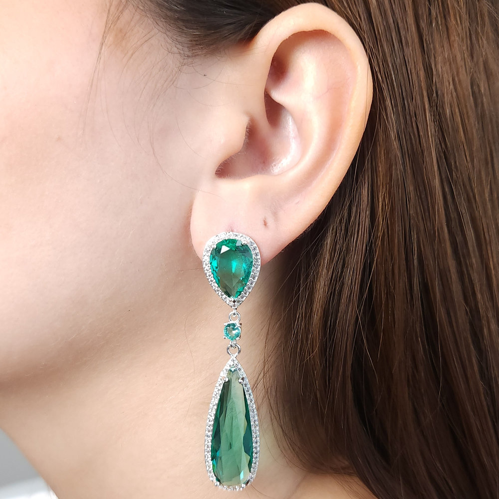 Brinco celebre gota borda detalhada