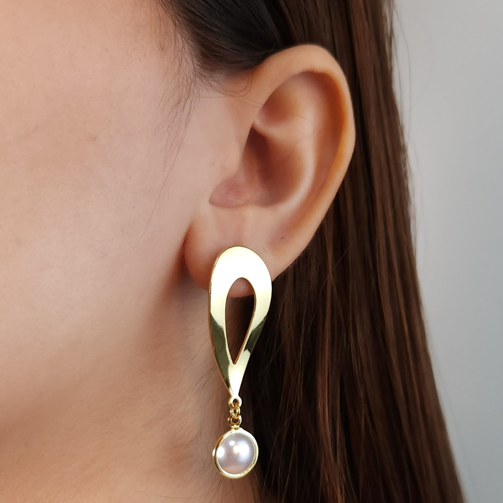 Brinco base lisa vazado com pérola pêndulo