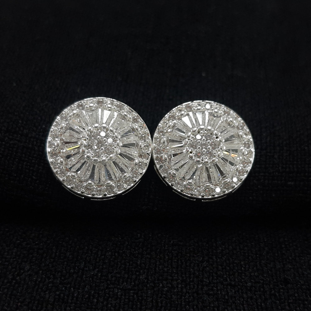 Brinco redondo cravejado com borda detalhada