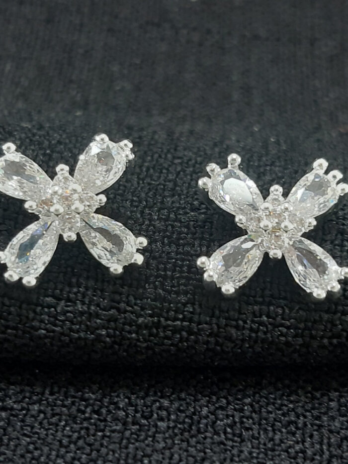 Brinco flor pétalas cristal