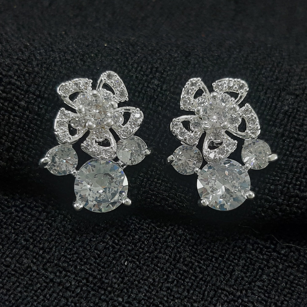 Brinco flor cravejada com ponto de luz