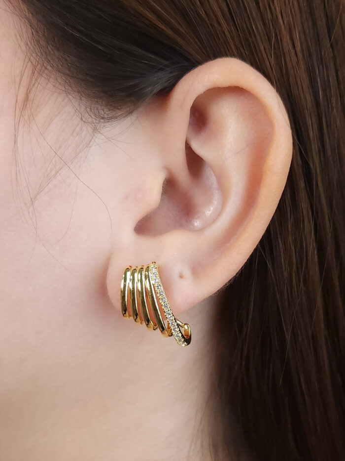 Brinco cinco fios com detalhe cravejado