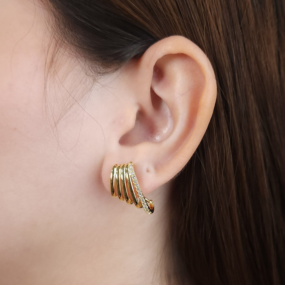 Brinco cinco fios com detalhe cravejado