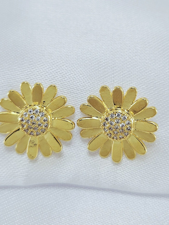 Brinco girassol detalhada centro cravejado