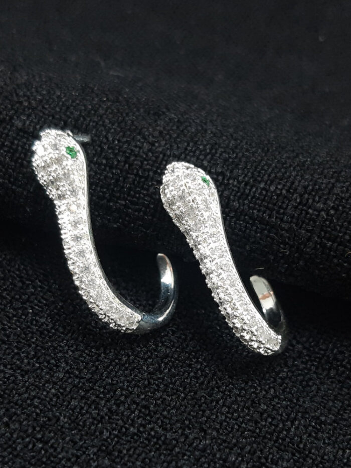 Brinco cobra olho verde base cravejada