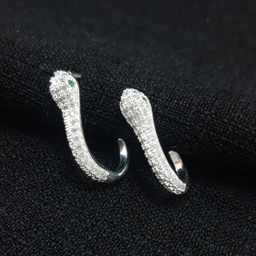 Brinco cobra olho verde base cravejada