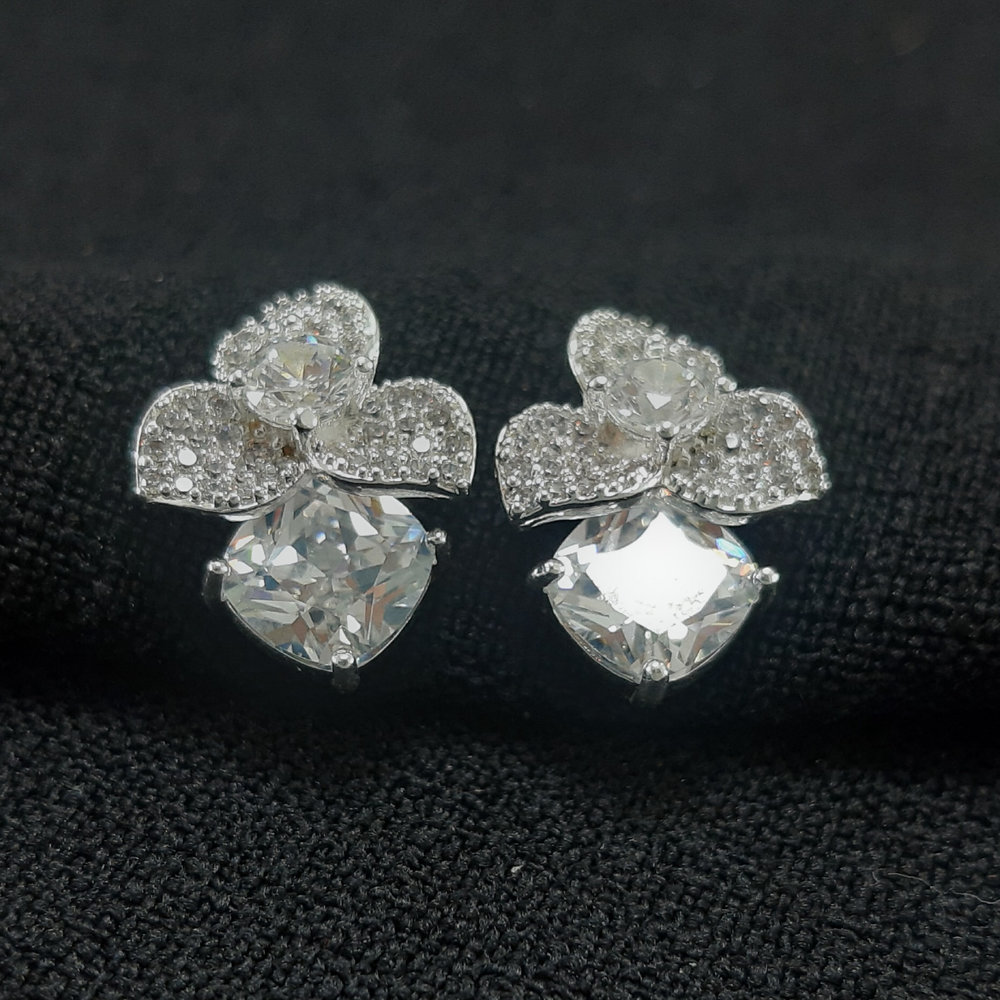 Brinco flor base cravejada com ponto de luz