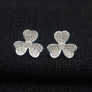 Brinco trevo cravejado com ponto de luz