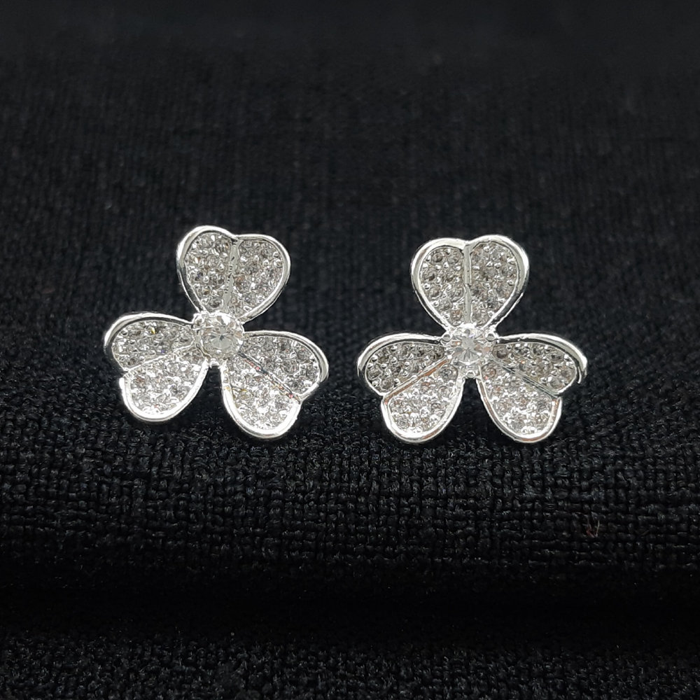 Brinco trevo cravejado com ponto de luz