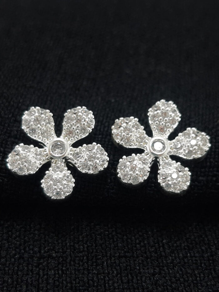 Brinco flor cravejada