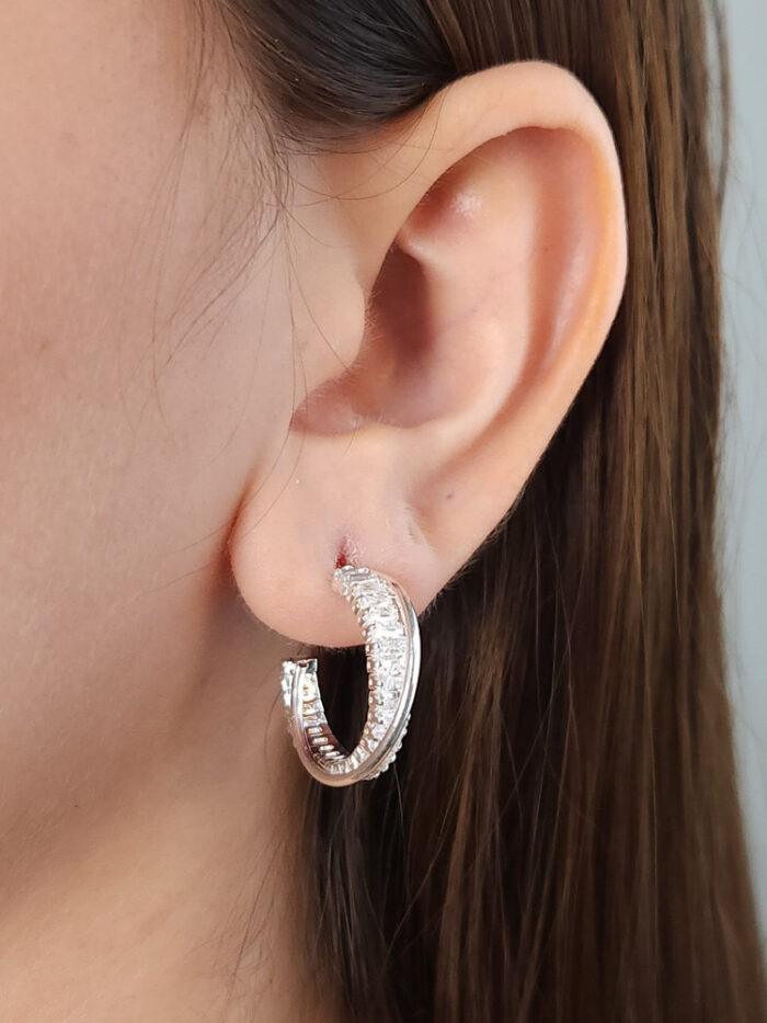 Argola pedras baguete cristal detalhe fio prateado