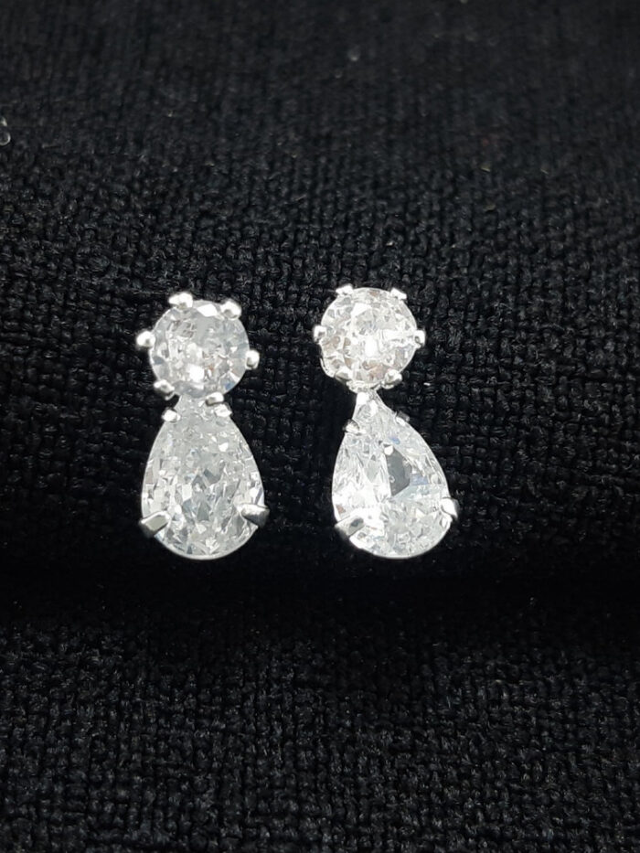 Brinco ponto de luz redondo com gota cristal