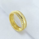 Anel borda cravejada com central lisa