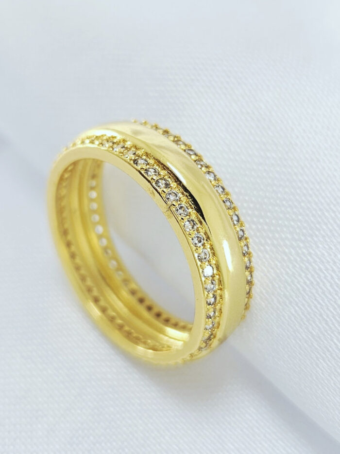 Anel borda cravejada com central lisa
