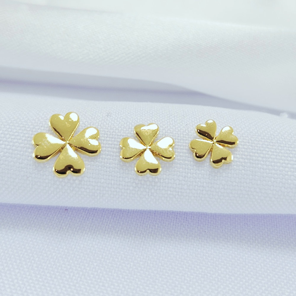 Brinco trio de trevo dourado liso