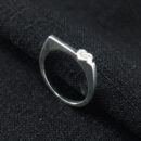 Anel fio liso quadrado com coração cravejado