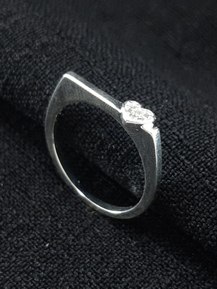 Anel fio liso quadrado com coração cravejado