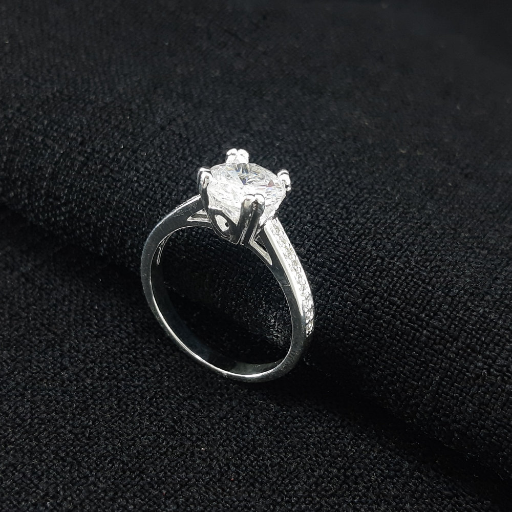 Anel com cristal e fio cravejado