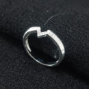 Anel modelo V detalhe cravejado