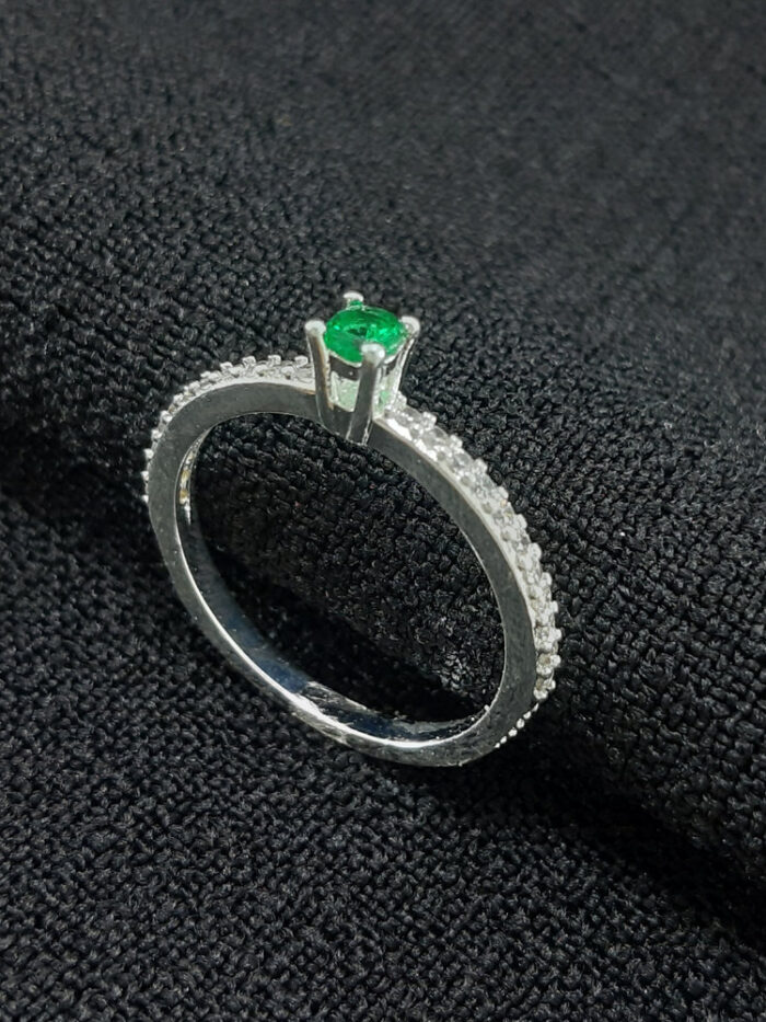 Anel ponto de luz VERDE cravejado