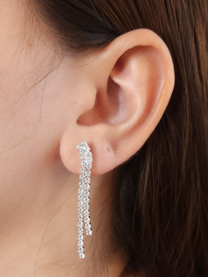 Brinco fio duplo cravejado