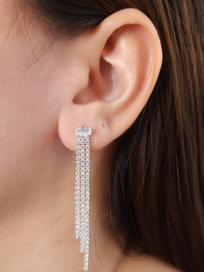 Brinco base navete com fios cravejados