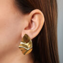 Brinco martelado dourado