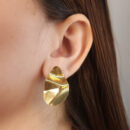 Brinco oval detalhe martelado fosco