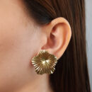 Brinco flor chapeado detalhado