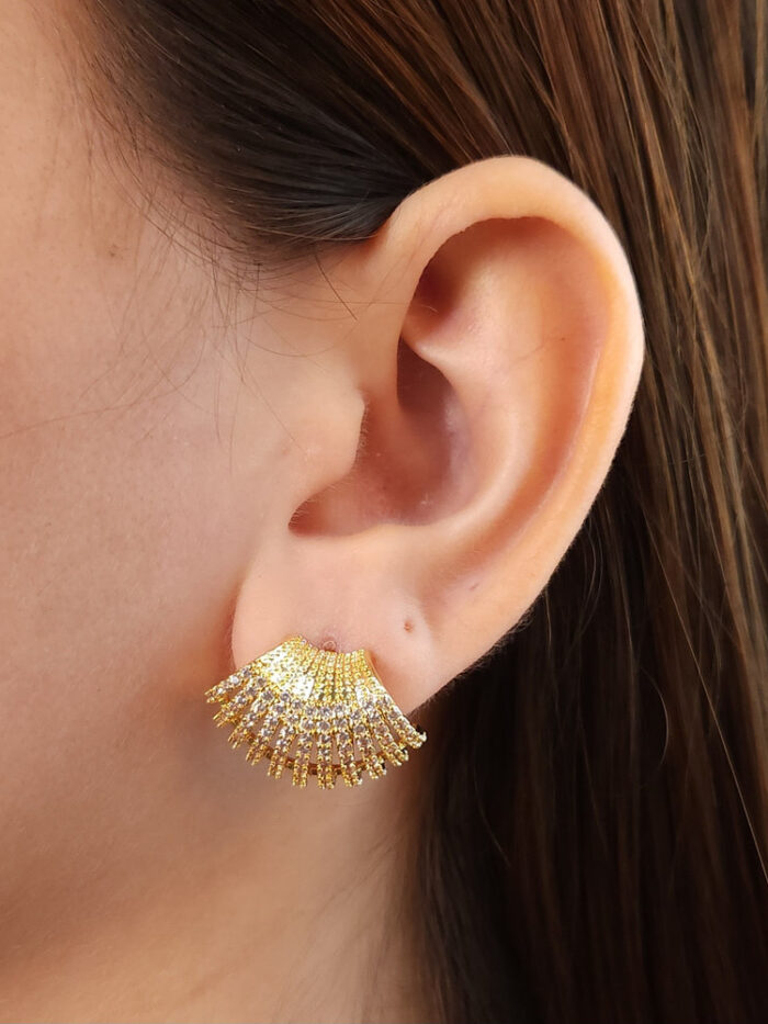 Brinco fios  cravejados e detalhada