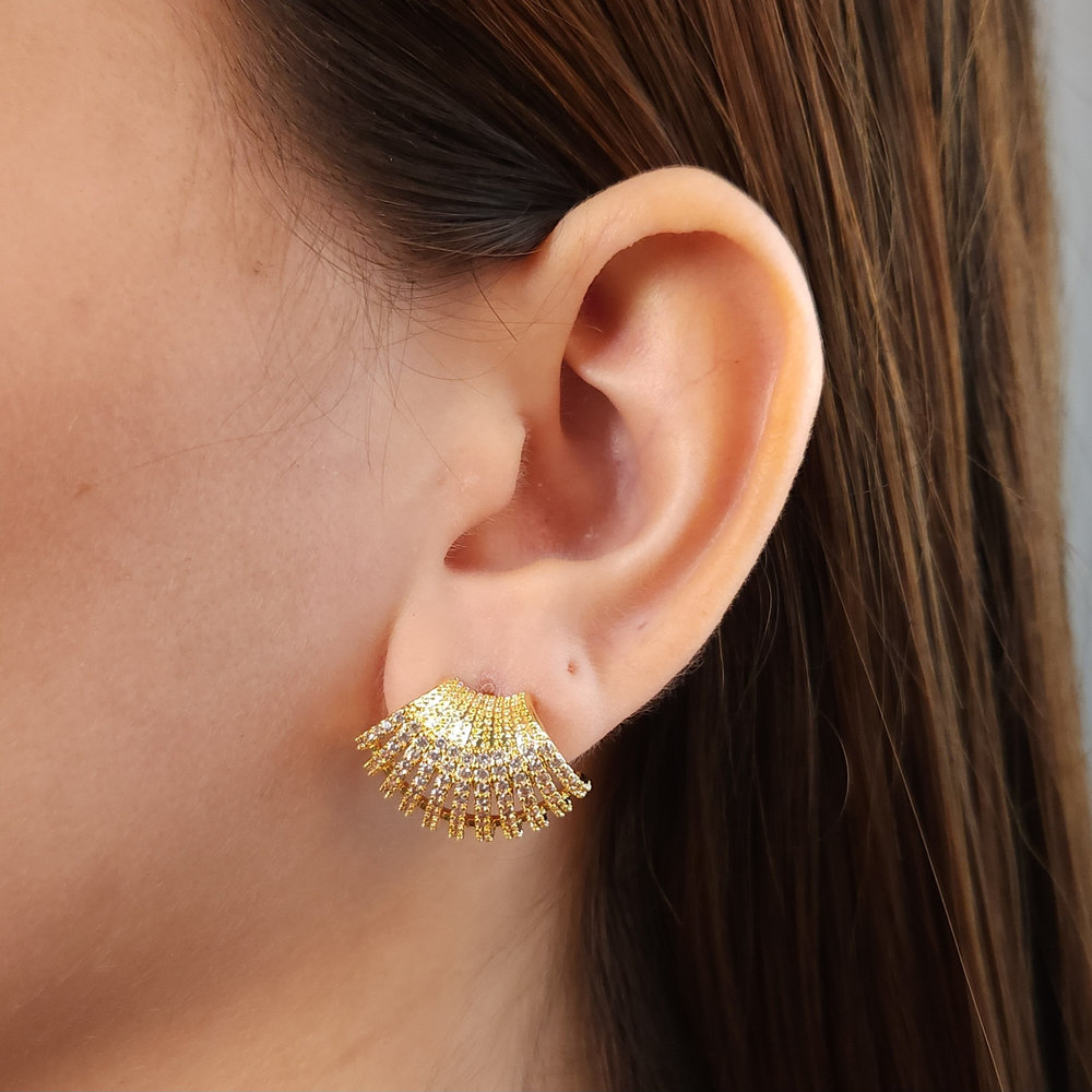 Brinco fios cravejados e detalhada