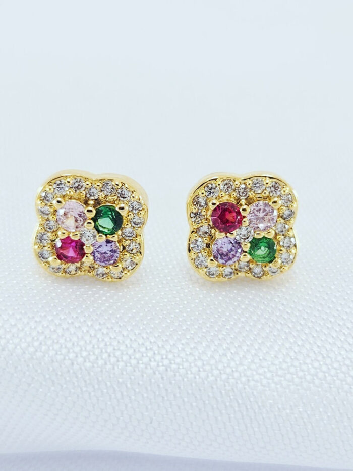 Brinco trevo cravejado ponto de luz coloridos