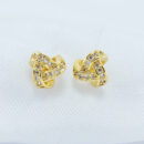 Brinco fios entrelaçados cravejado