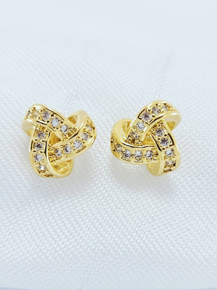 Brinco fios entrelaçados cravejado