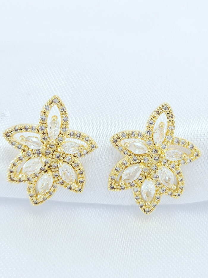 Brinco flor com petalas navete cristal