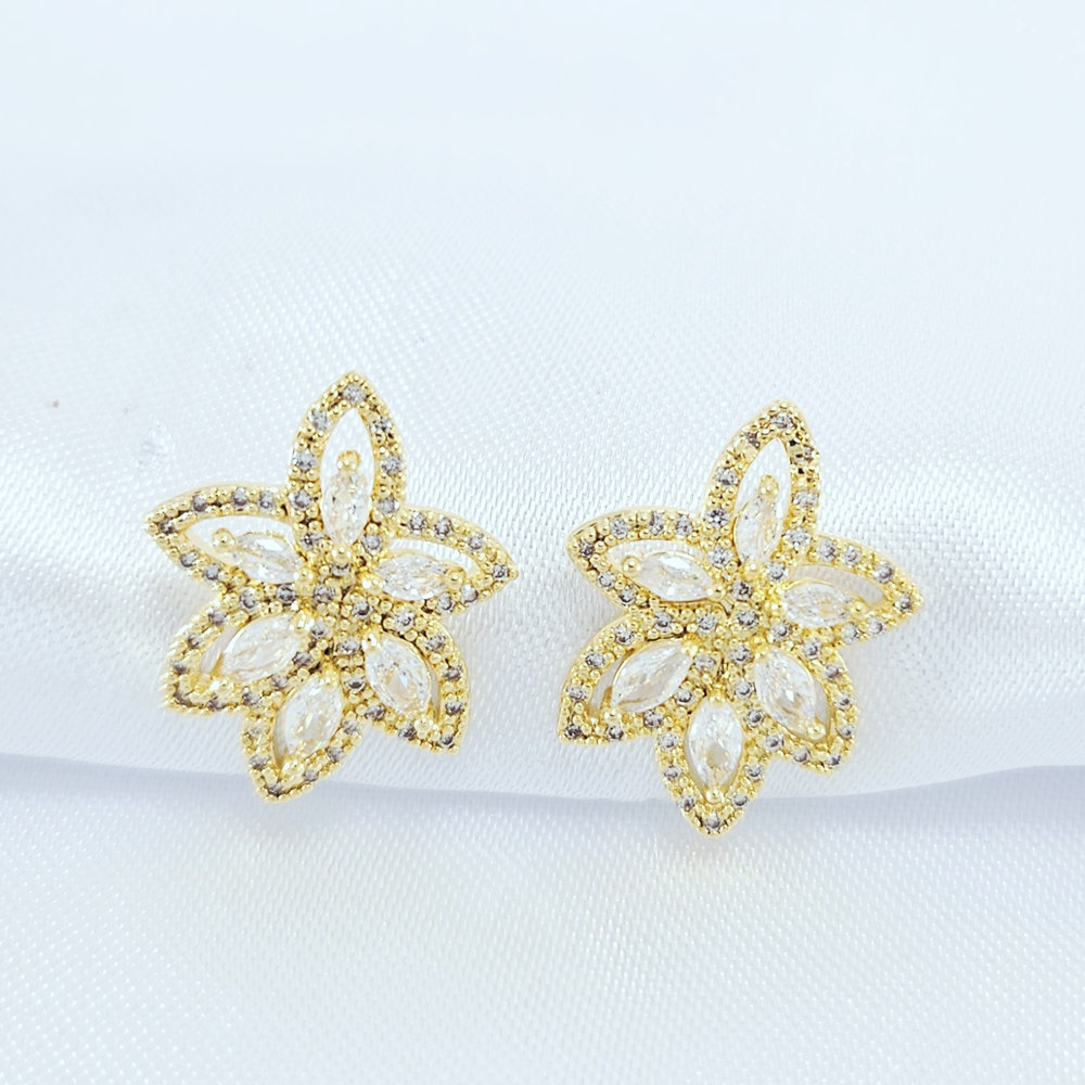 Brinco flor com petalas navete cristal