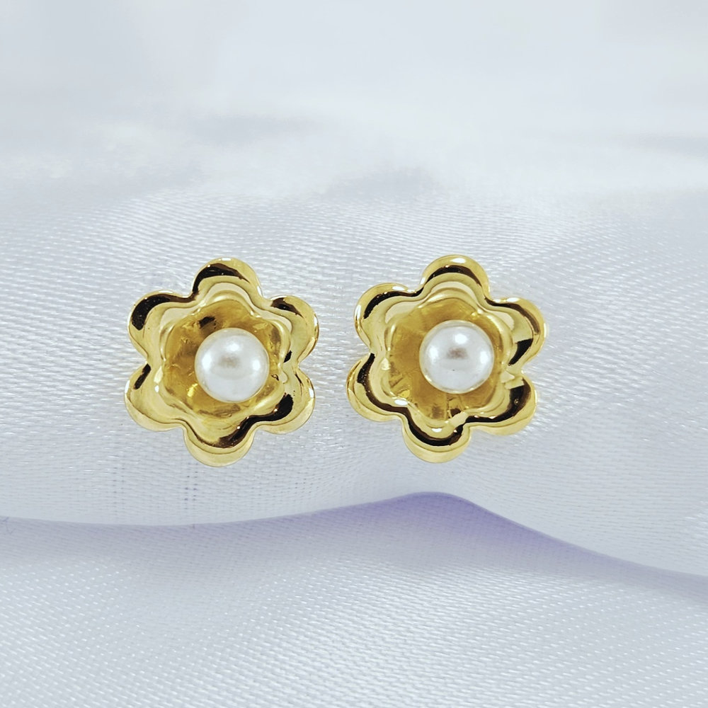 Brinco flor borda lisa com pérola