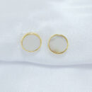 Brinco circular branco borda dourada