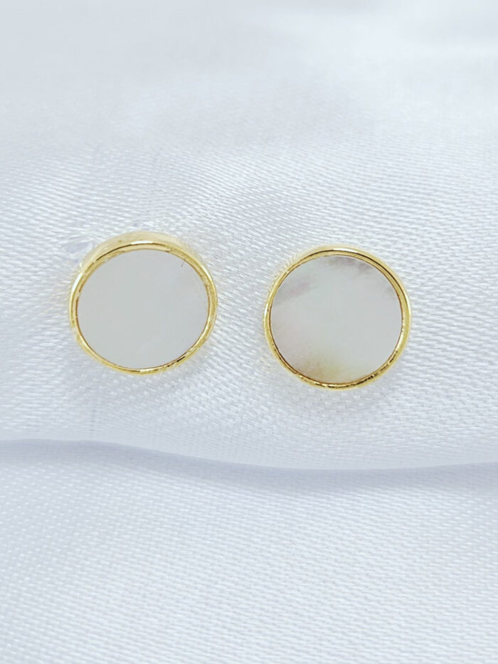 Brinco circular branco borda dourada