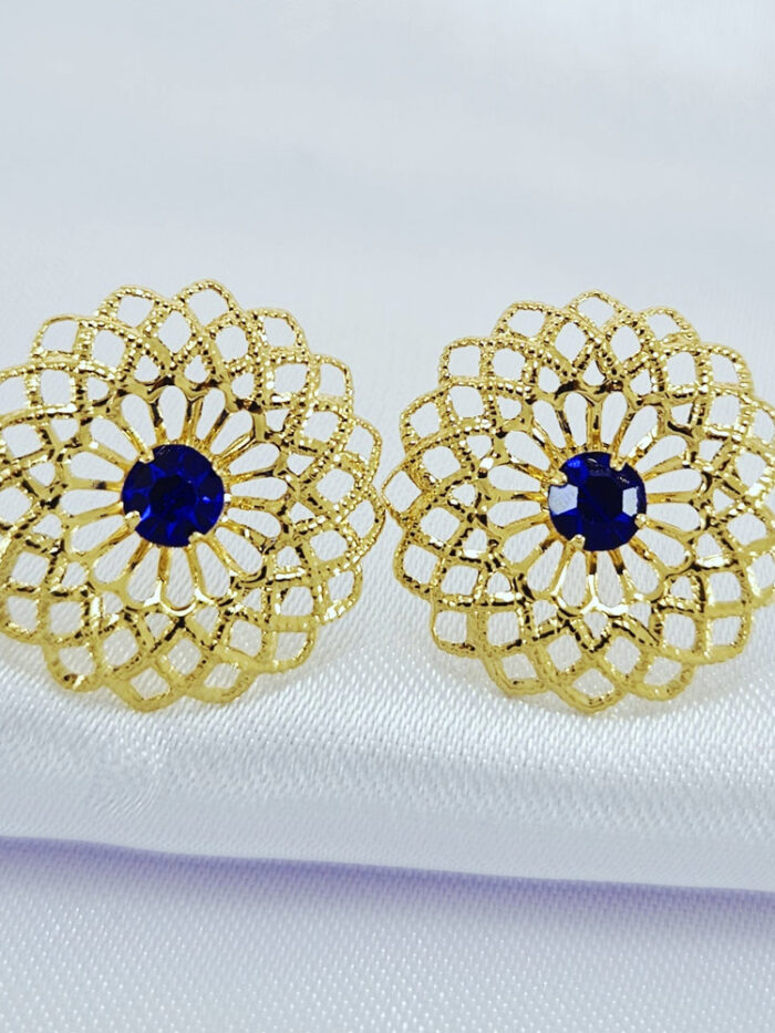 Brinco mandala vazada com ponto luz